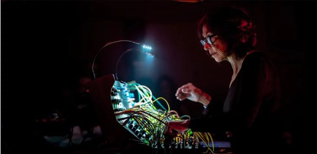 關於神秘的隨機合成樂器 Buchla 和女性音樂家 Suzanne Ciani 的訪談