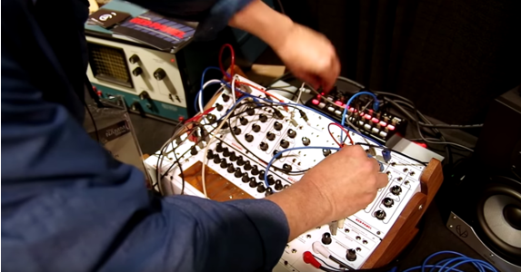 Buchla 100 Series 的經典重製 Eurorack 系統 - Red Panel！