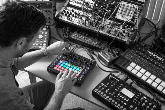 Novation Launchpad 變成一台有音源的鼓機？！Circuit 新推出！