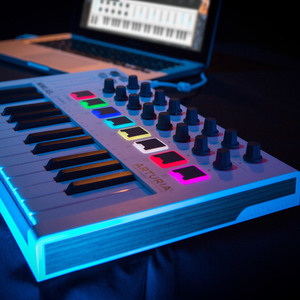 Arturia 推出平價、功能更強的 Minilab MkII MIDI 鍵盤 